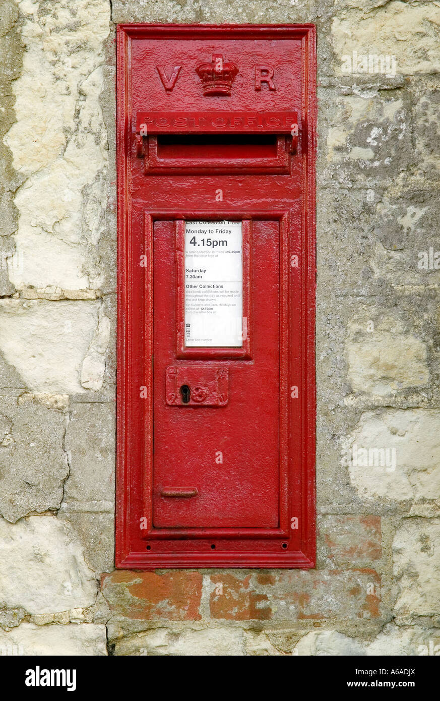Rare vittoriana inglese casella di posta elettronica continua ad essere usato in un piccolo villaggio degli spazi vuoti per il proprio testo Foto Stock