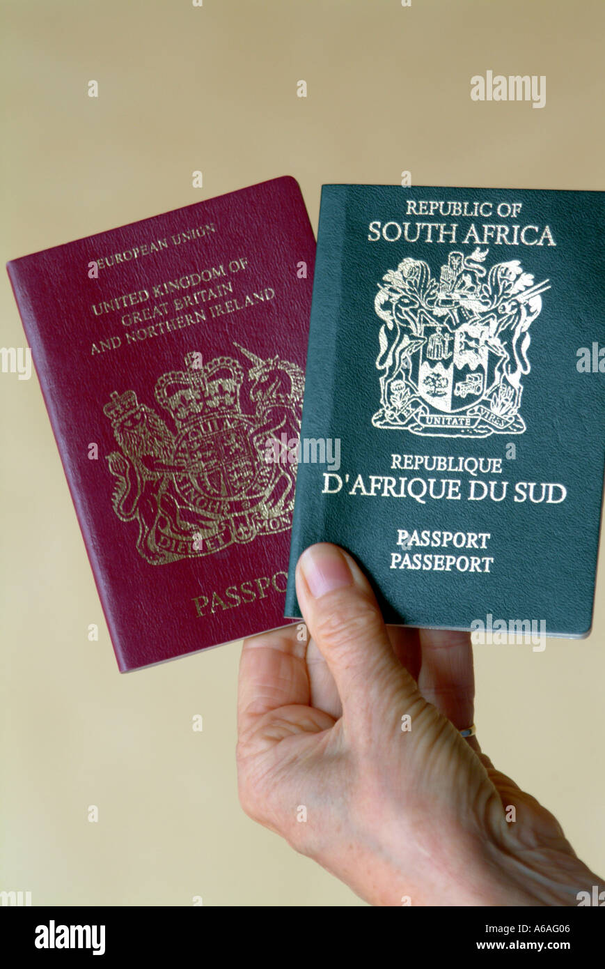 Mano azienda britannica e South African passaporti doppia nazionalità REGNO UNITO RSA Foto Stock