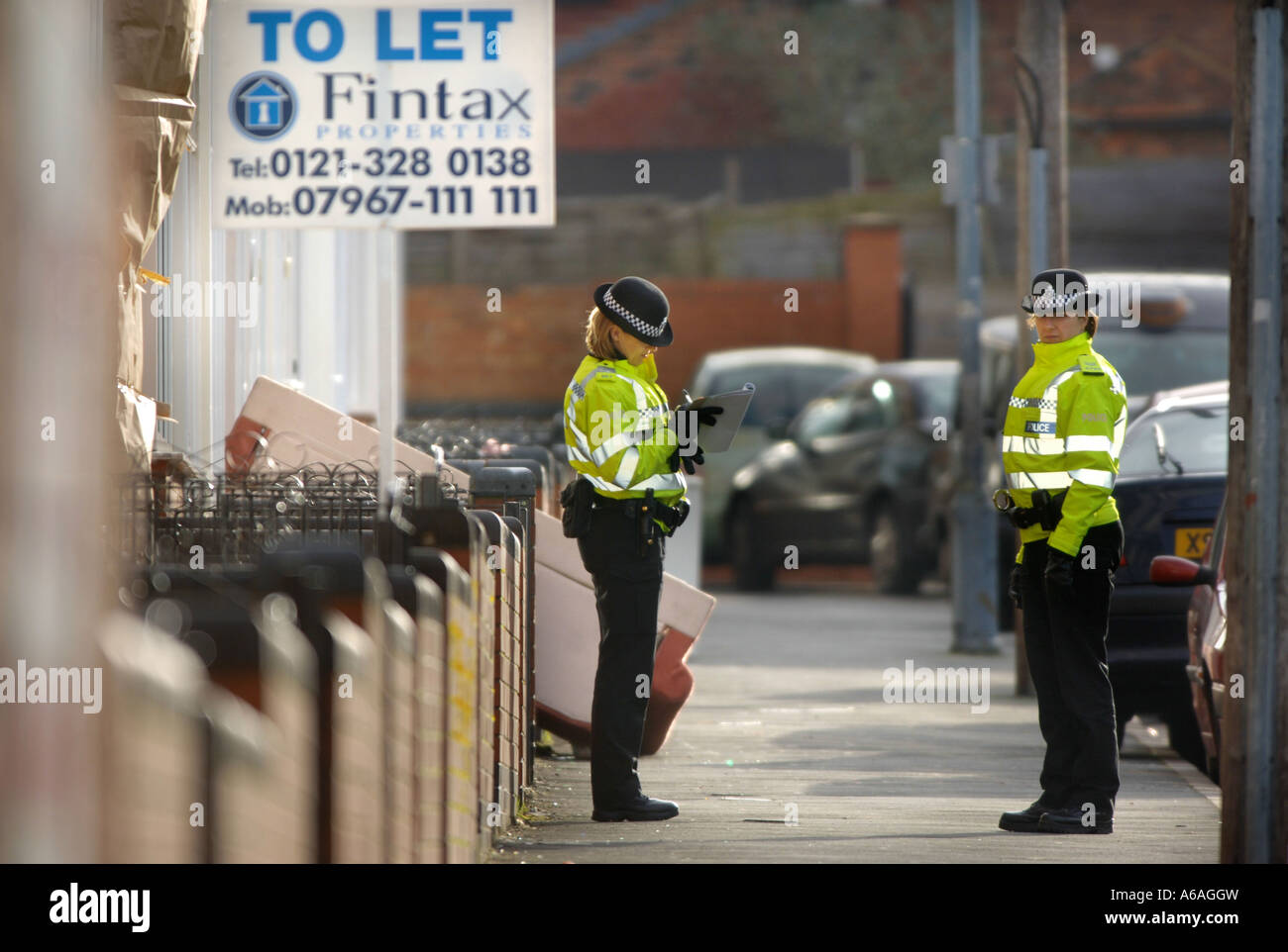 Due WPC S IN BIRMINGHAM DOPO UNA SERIE DI TERRORISMO incursioni correlati Gen 2007 Foto Stock