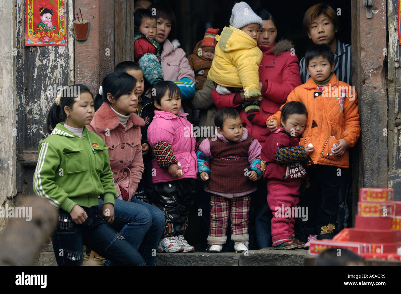 Gli abitanti di un villaggio durante il Festival di Primavera in Liukeng, una millenaria remoto villaggio nello Jiangxi, Cina. 1 febbraio 2006 Foto Stock