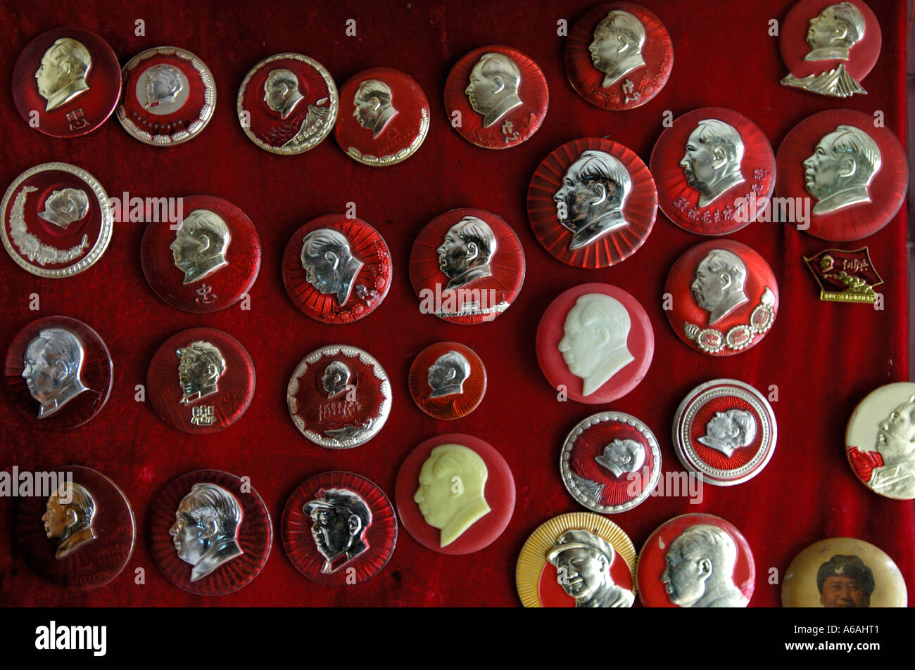 Mao Tse Tung distintivi al mercato di antiquariato di Nanchang, Jiangxi, Cina. 2006 Foto Stock