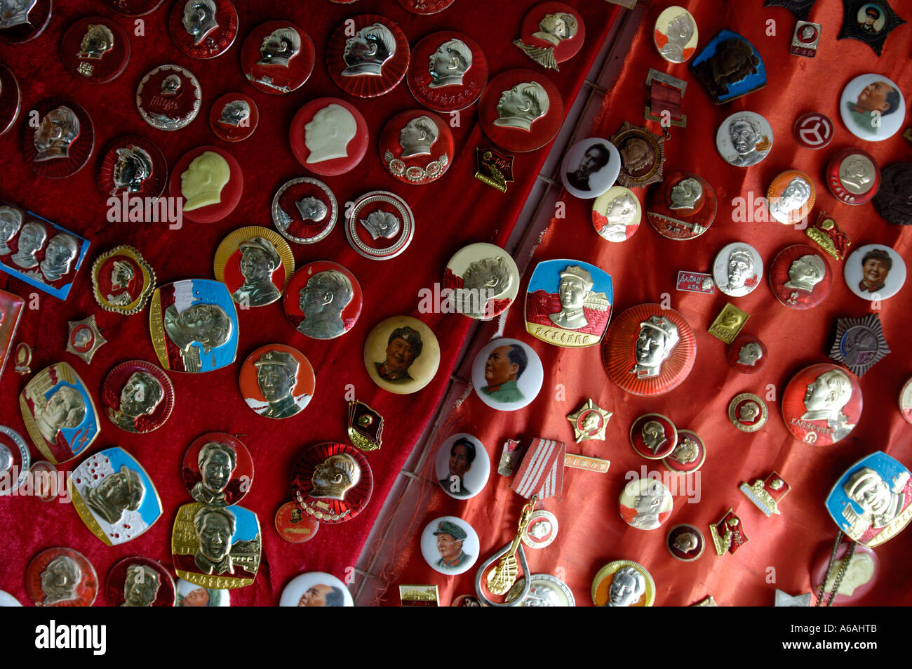Mao Tse Tung distintivi al mercato di antiquariato di Nanchang, Jiangxi, Cina. 2006 Foto Stock