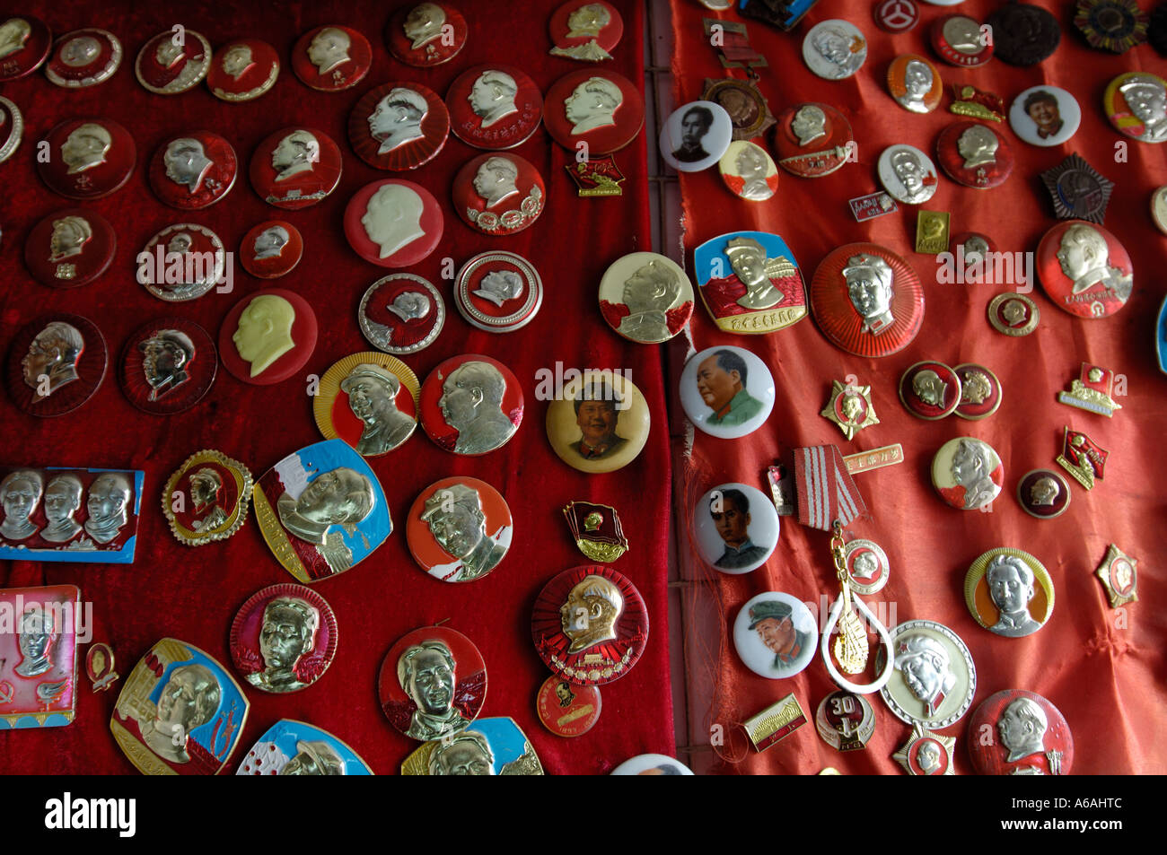 Mao Tse Tung distintivi al mercato di antiquariato di Nanchang, Jiangxi, Cina. 2006 Foto Stock