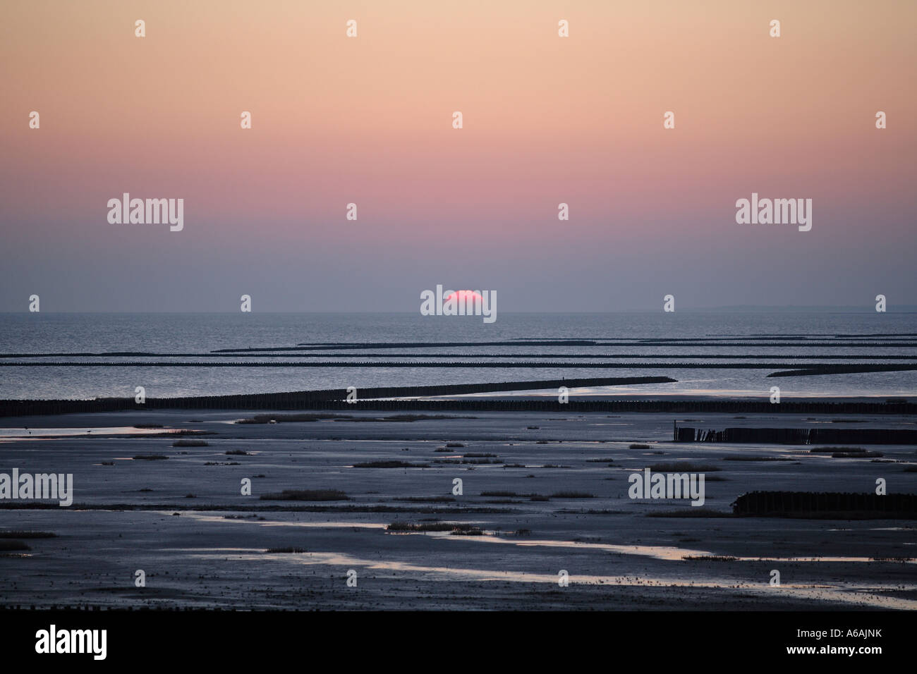 Tramonto sulla costa del Mare del Nord, il Wadden Sea National Park, Nord Frisia, Germania Foto Stock