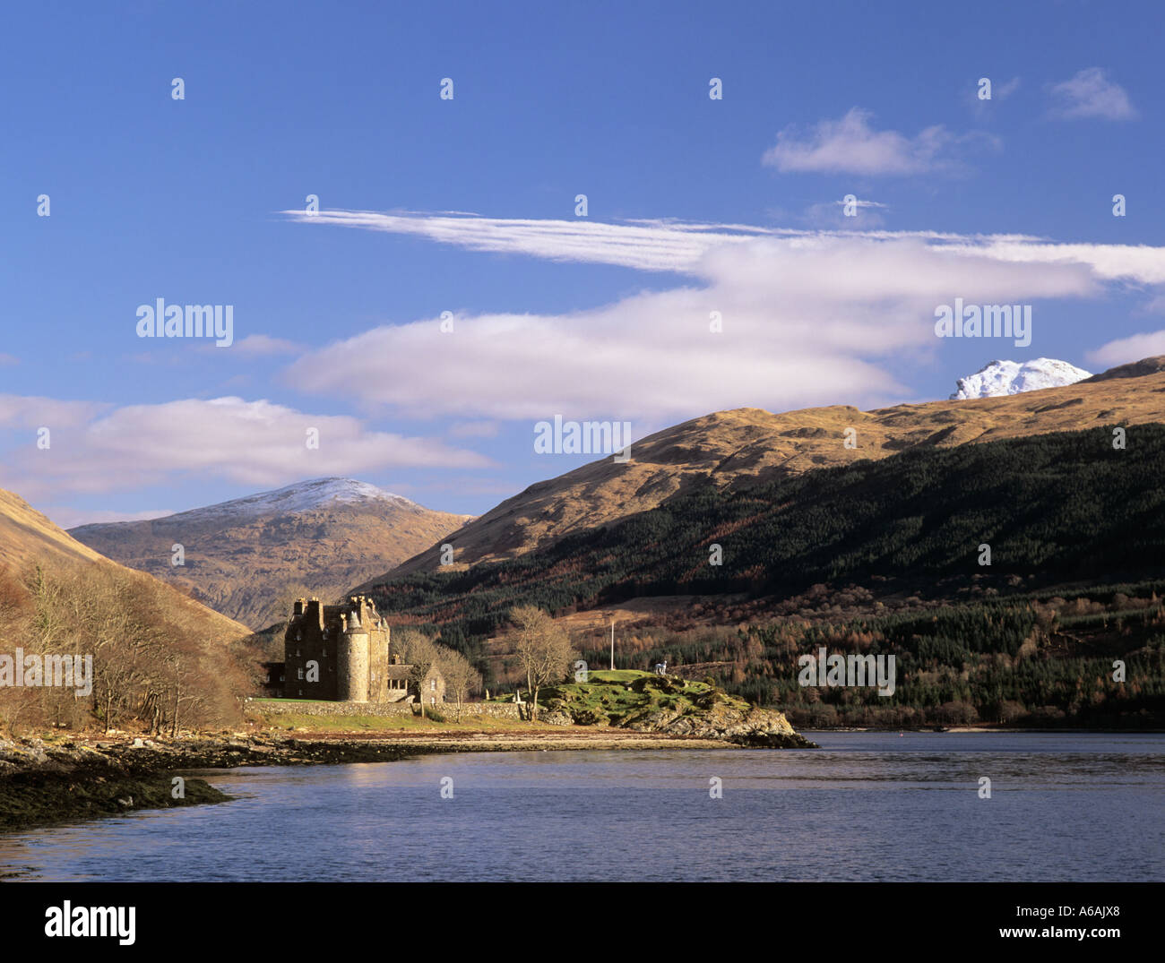 Xvi secolo castello Dunderave sul promontorio roccioso da Loch Fyne a Scottish west coast. Argyll Bute Scozia UK Gran Bretagna Foto Stock