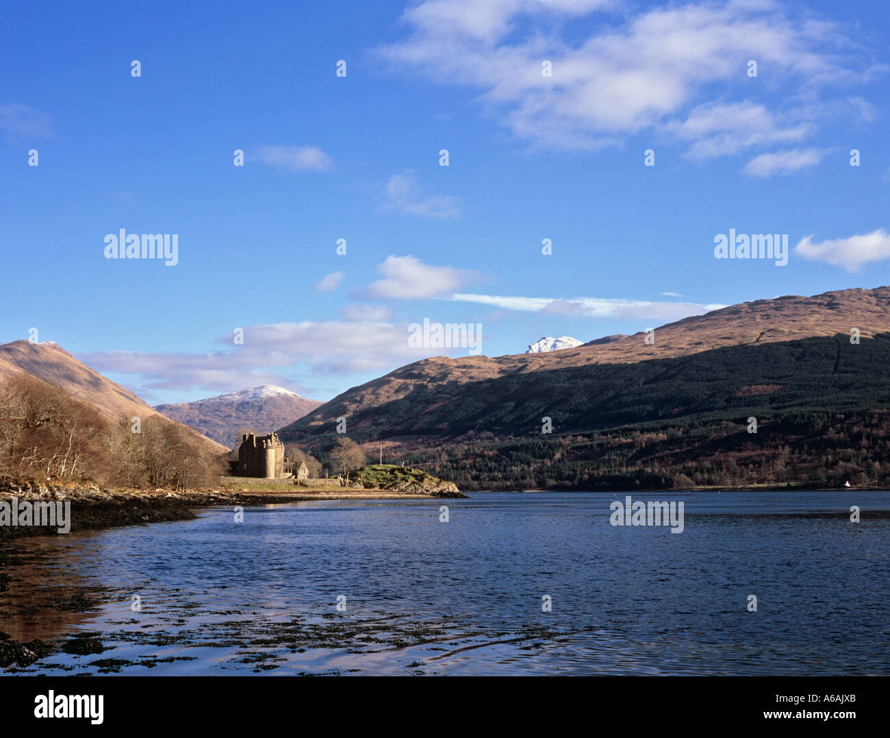 Il castello di Dunderave su rocky point da Loch Fyne d'inverno. Argyll Bute Scozia UK Gran Bretagna Foto Stock