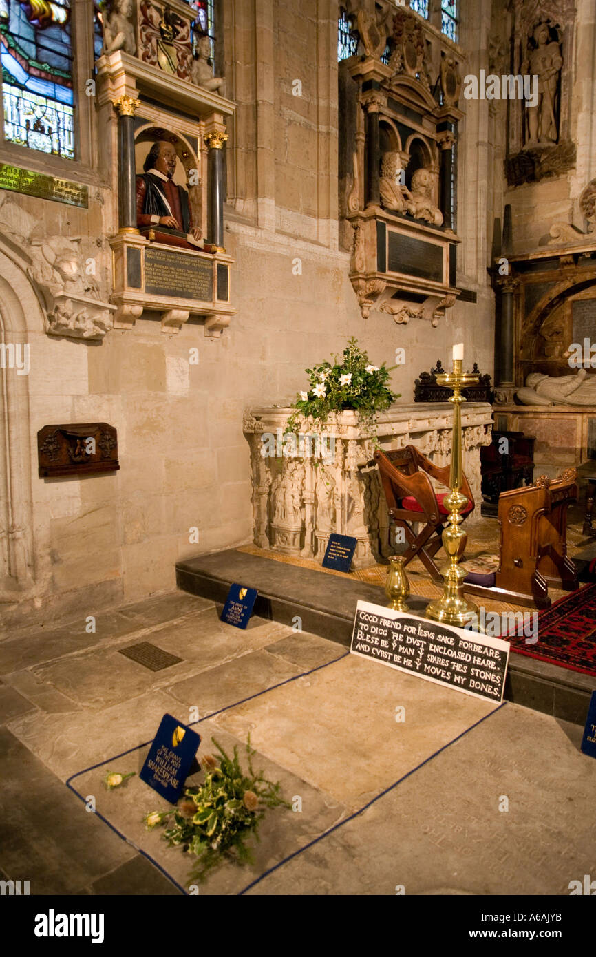 La tomba di William Shakespeare all'interno chiesa della Santa Trinità di Stratford upon Avon Regno Unito è sepolto accanto alla moglie Anne Foto Stock