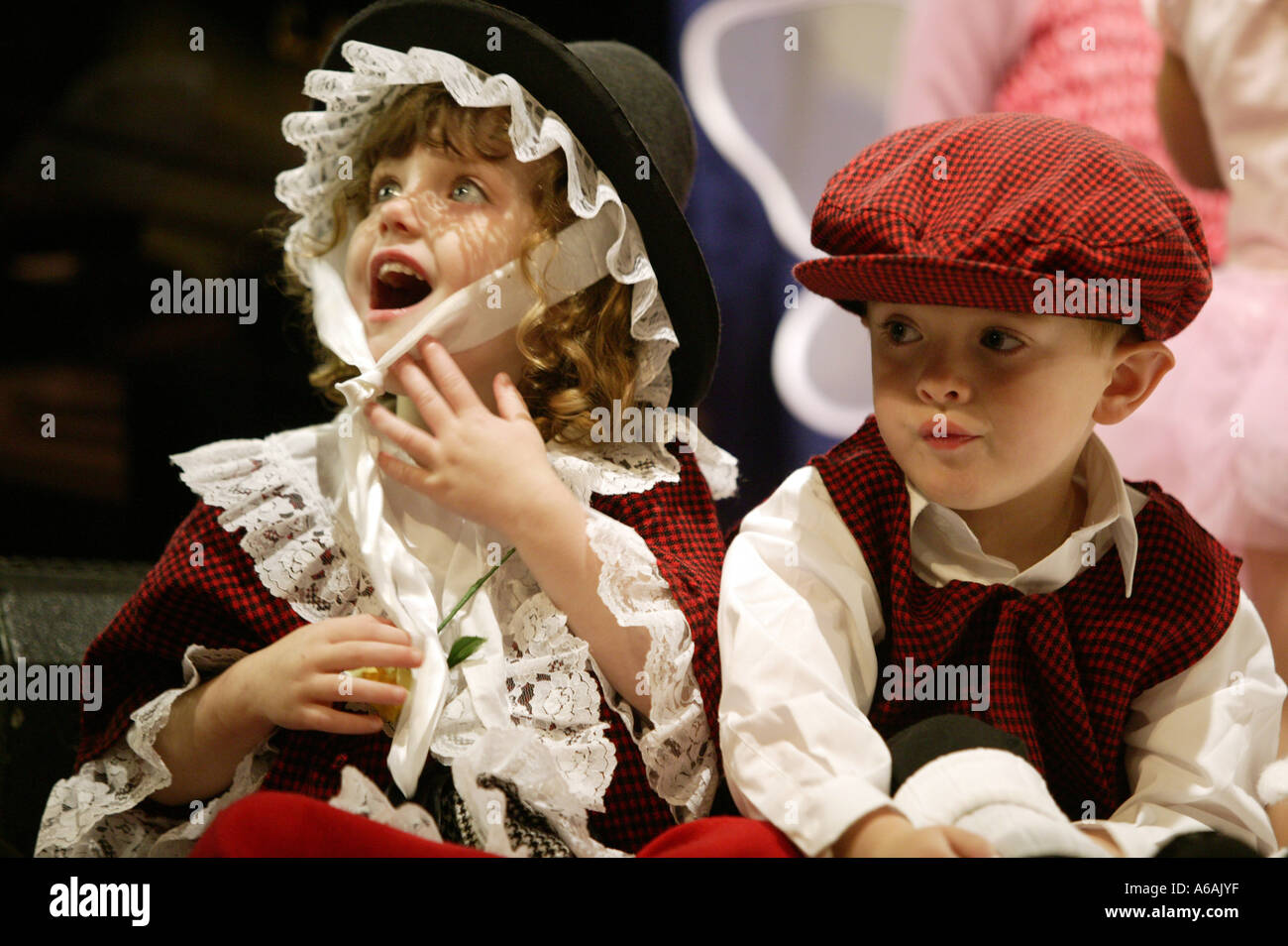 Due bambini vestiti in tradizionale costume gallese all'Eisteddfod festival culturali in Bangor Wales Foto Stock