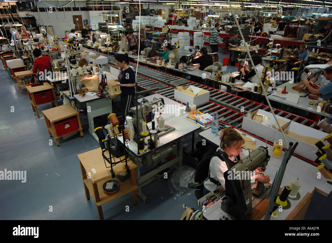 Pelle i lavoratori sul piano della fabbrica a Mulberry in Chilcompton Somerset dove l'età media è 53 Foto Stock