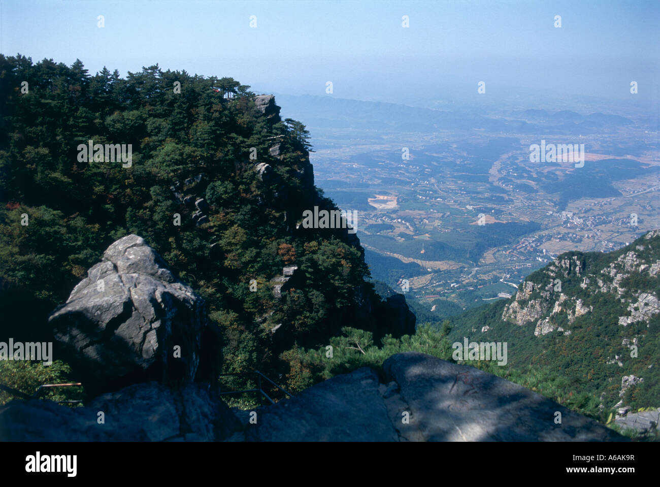 Cina, Jiangxi, Lu Shan, percorso floreale, picco di western scogliere con vista mozzafiato della Valle Jinxui al di sotto di Foto Stock