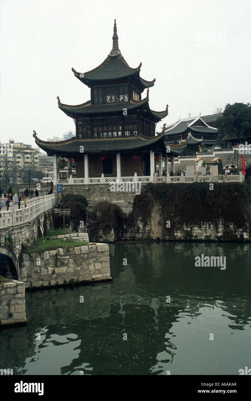Cina, Guizhou, Guiyang, Cuiwei Yuan, Jiaxiu Lou, piccolo padiglione costruito nel 1598. Il 29-metro alta torre, solida pietra Foto Stock