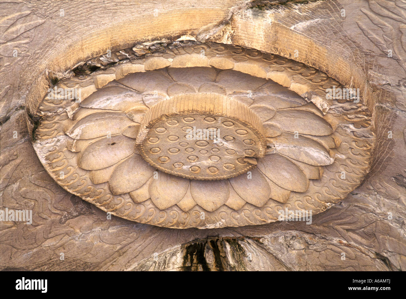 Cina Henan, Grotte di Longmen, fiore di loto Grotta, grande fiore di loto nel centro del tetto a cupola, costruito c.527 Foto Stock