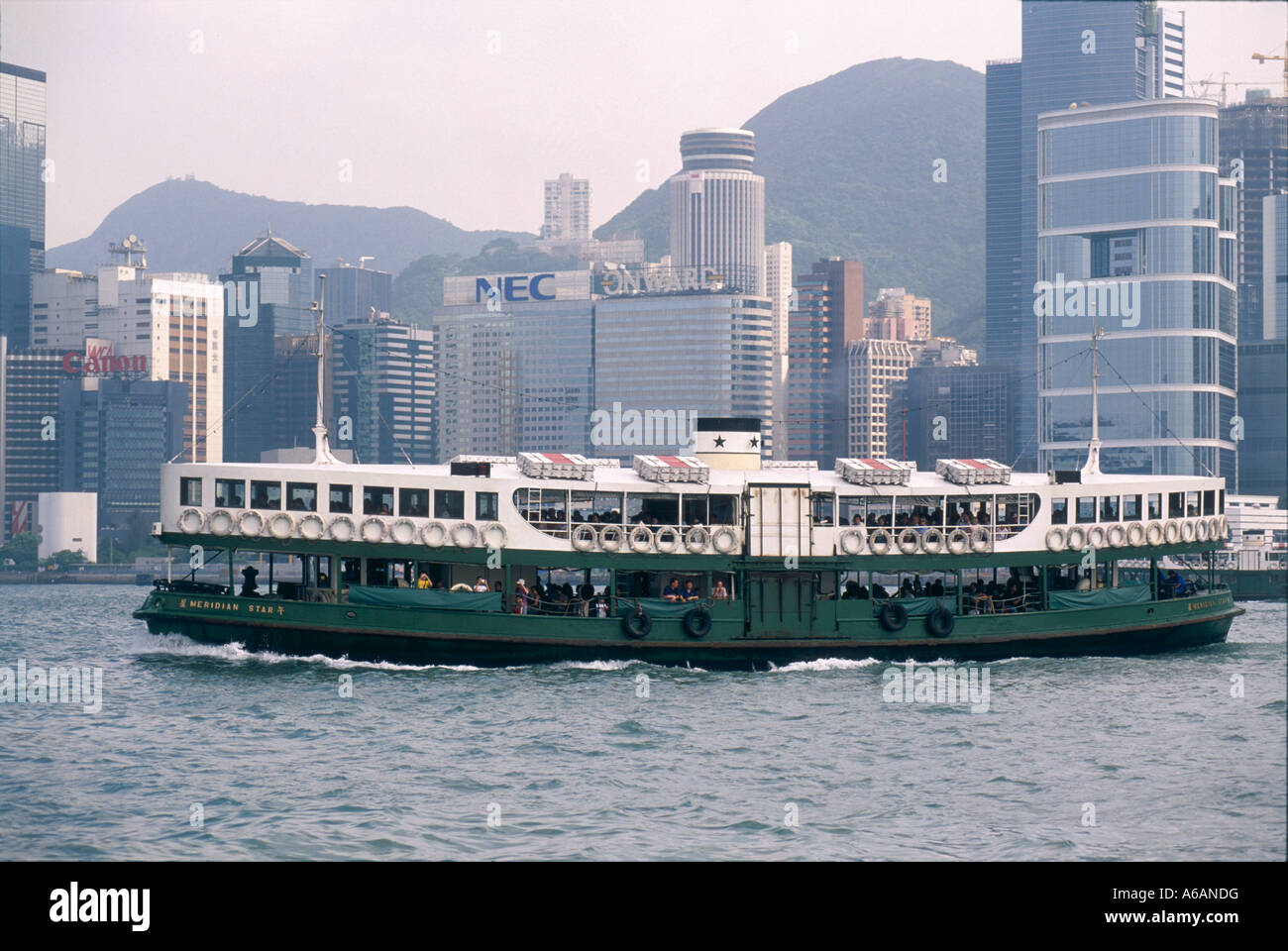 Cina Hong Kong Island, lo Star Ferry, sessanta traghetto passando sotto i grattacieli di porto di rivestimento Foto Stock