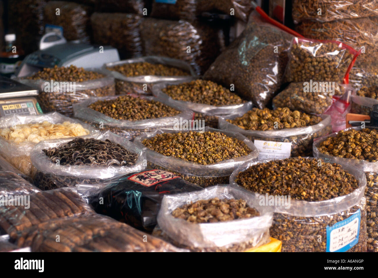 Cina, Guangdong, Guangzhou, Mercato Qingping, display di spezie per la vendita su pressione di stallo Foto Stock