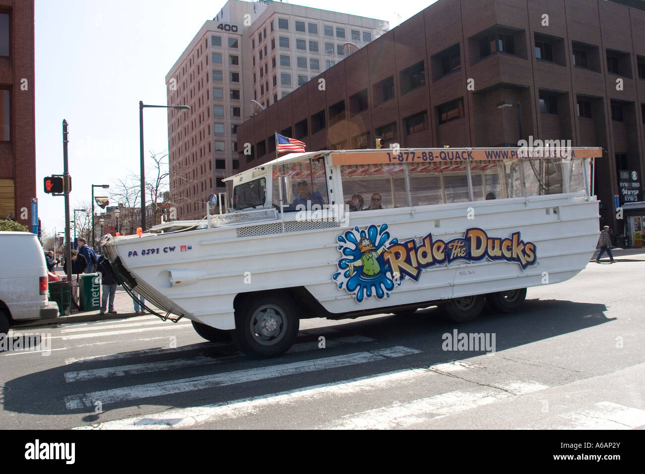 Duck Tours amphibious landing craft guida intorno piazza Indipendenza, Filadelfia Pennsylvania PA USA Foto Stock