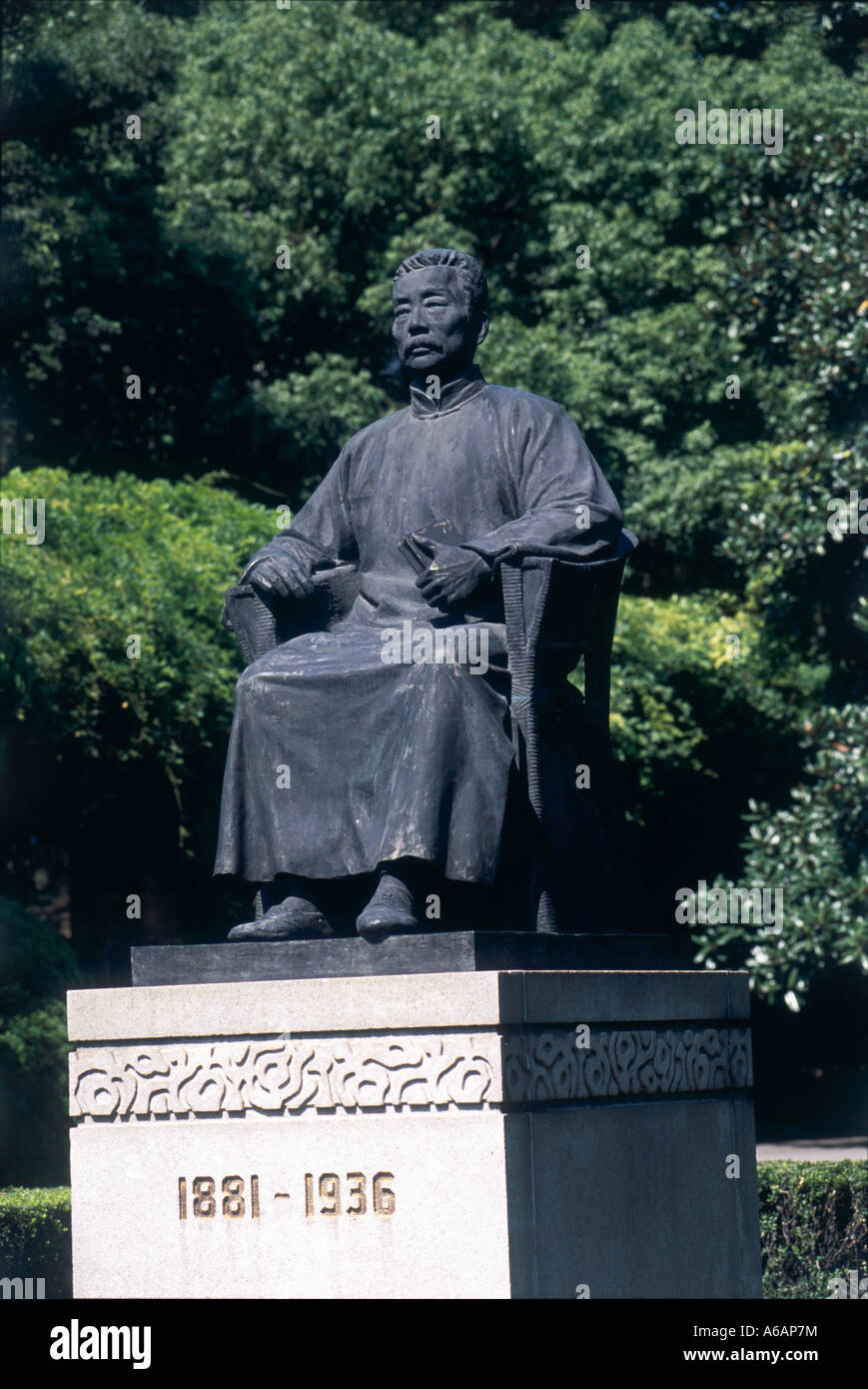 Cina, Shanghai, Hong kou Park, (Lu Xun Park), Lu Xun della tomba seduto statua in bronzo del grande romanziere cinese Foto Stock