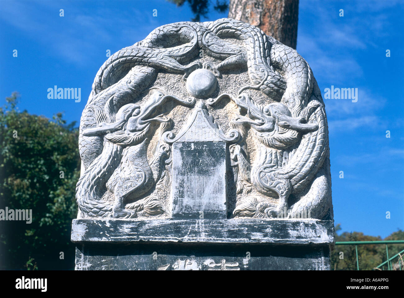 Cina, Gansu-Ningxia, Pingliang, Kongtong Shan, scolpiti in pietra raffigurante stele bestie mitiche al monastero daoista Foto Stock