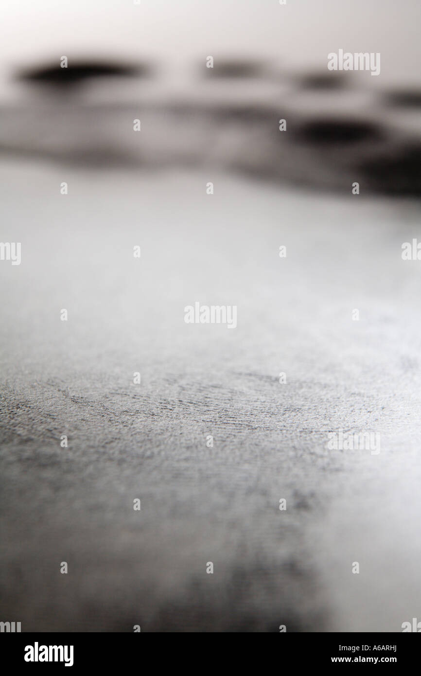 Molto immagine ravvicinata di una singola impronta impronta in nero su sfondo bianco Foto Stock