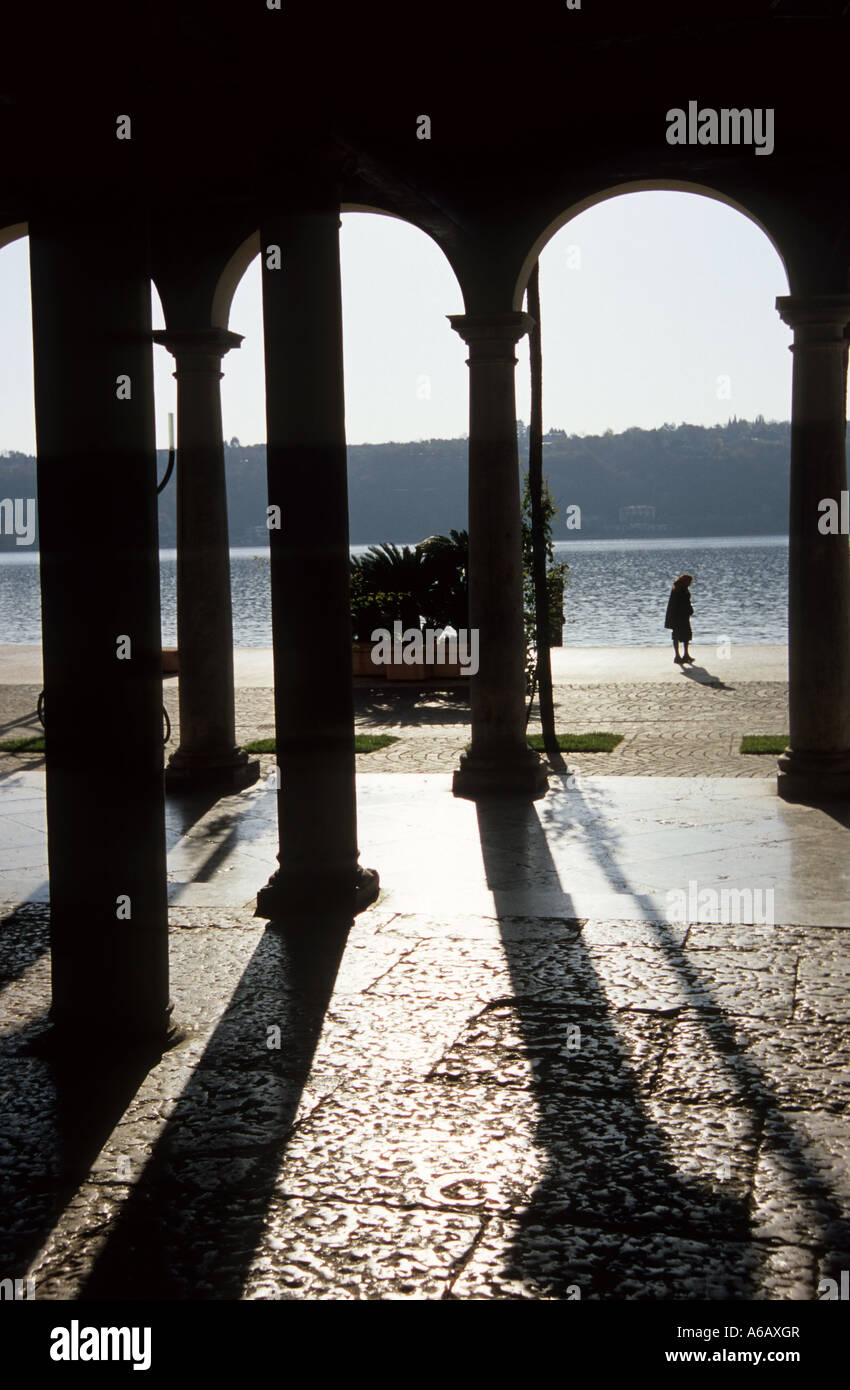 Donna vecchia a piedi, Salo, Lago di Garda Foto Stock