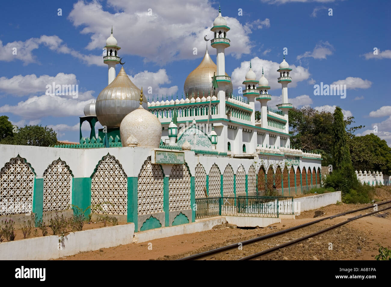 Ornati Moschea Islamica vicino al fianco di Mombasa a Nairobi linea ferroviaria a Makinnon Road vicino a voi in Kenya Foto Stock