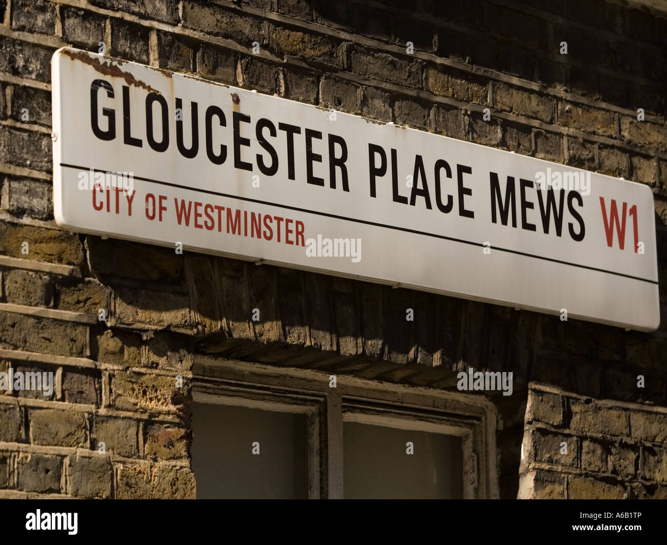 Un cartello stradale per Gloucester Place Mews, Londra W1 Foto Stock
