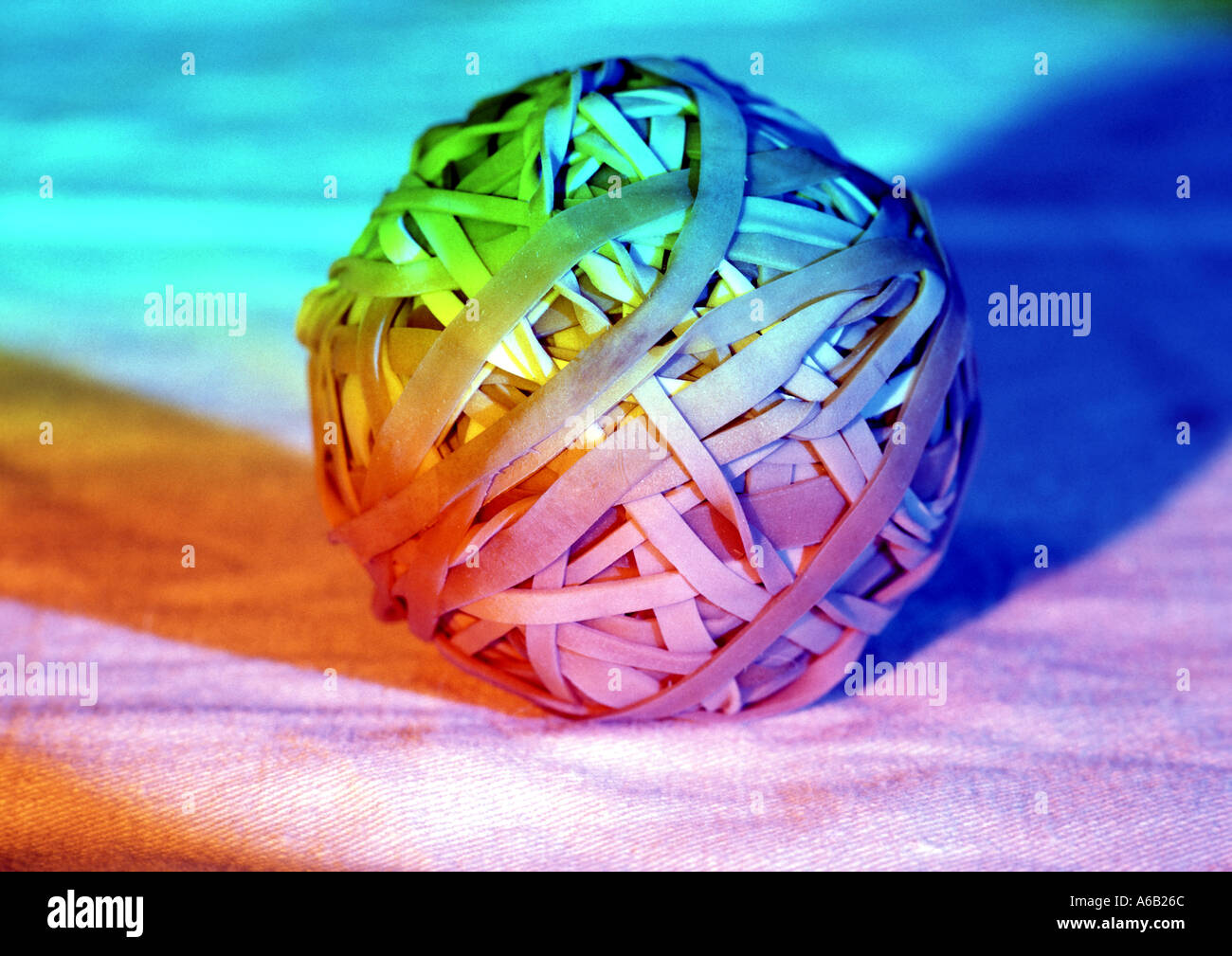 Foto colorata della sfera di bande elastiche come concetto di immagine del tipo ad esempio alleando ufficio relazioni tratto l'immaginazione etc Foto Stock