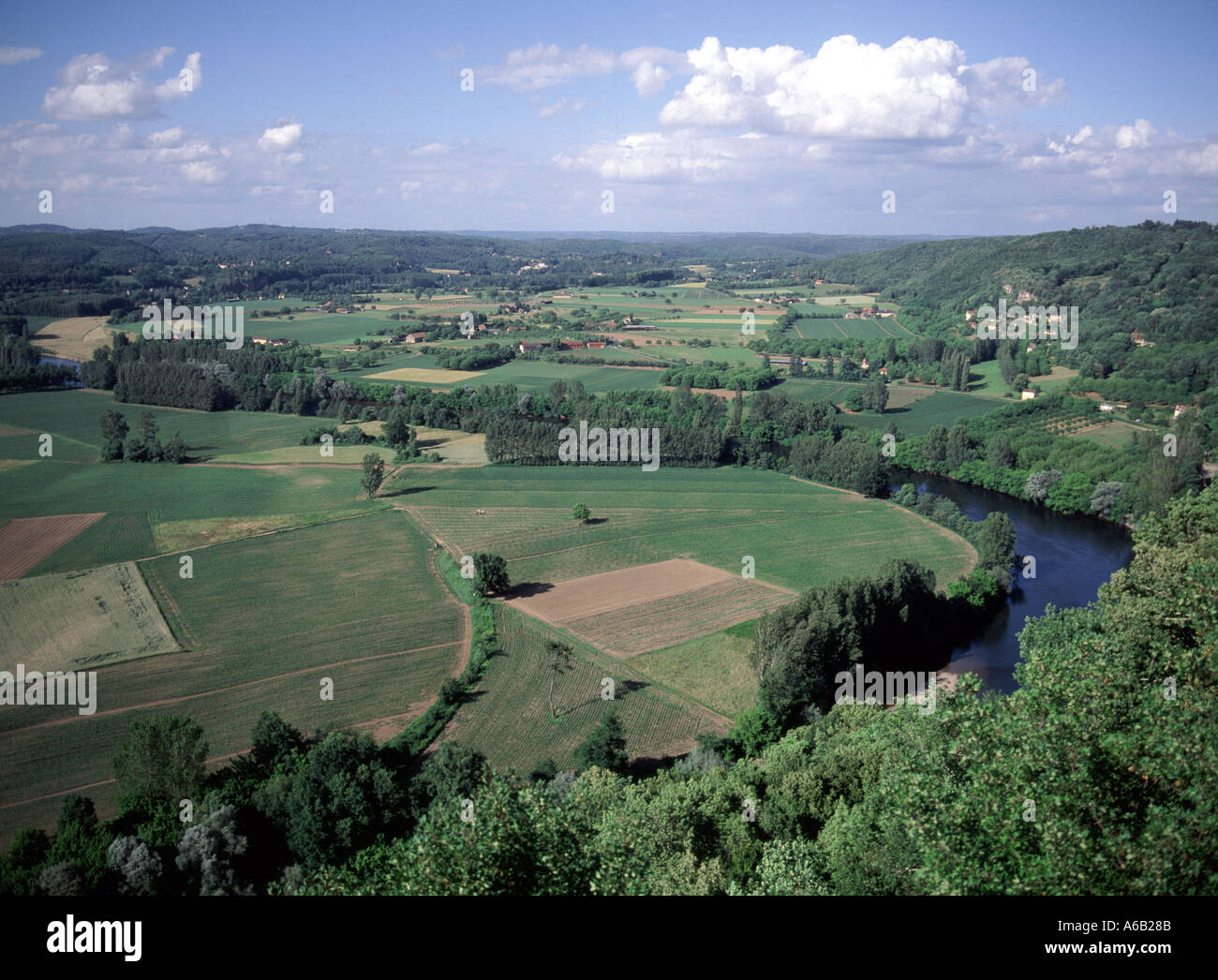 Vista aerea del paesaggio agricolo che guarda dall'alto verso il basso nei campi coltivabili accanto a ansa nella valle del fiume Dordogna Domme Dordogne Perigord Francia Foto Stock