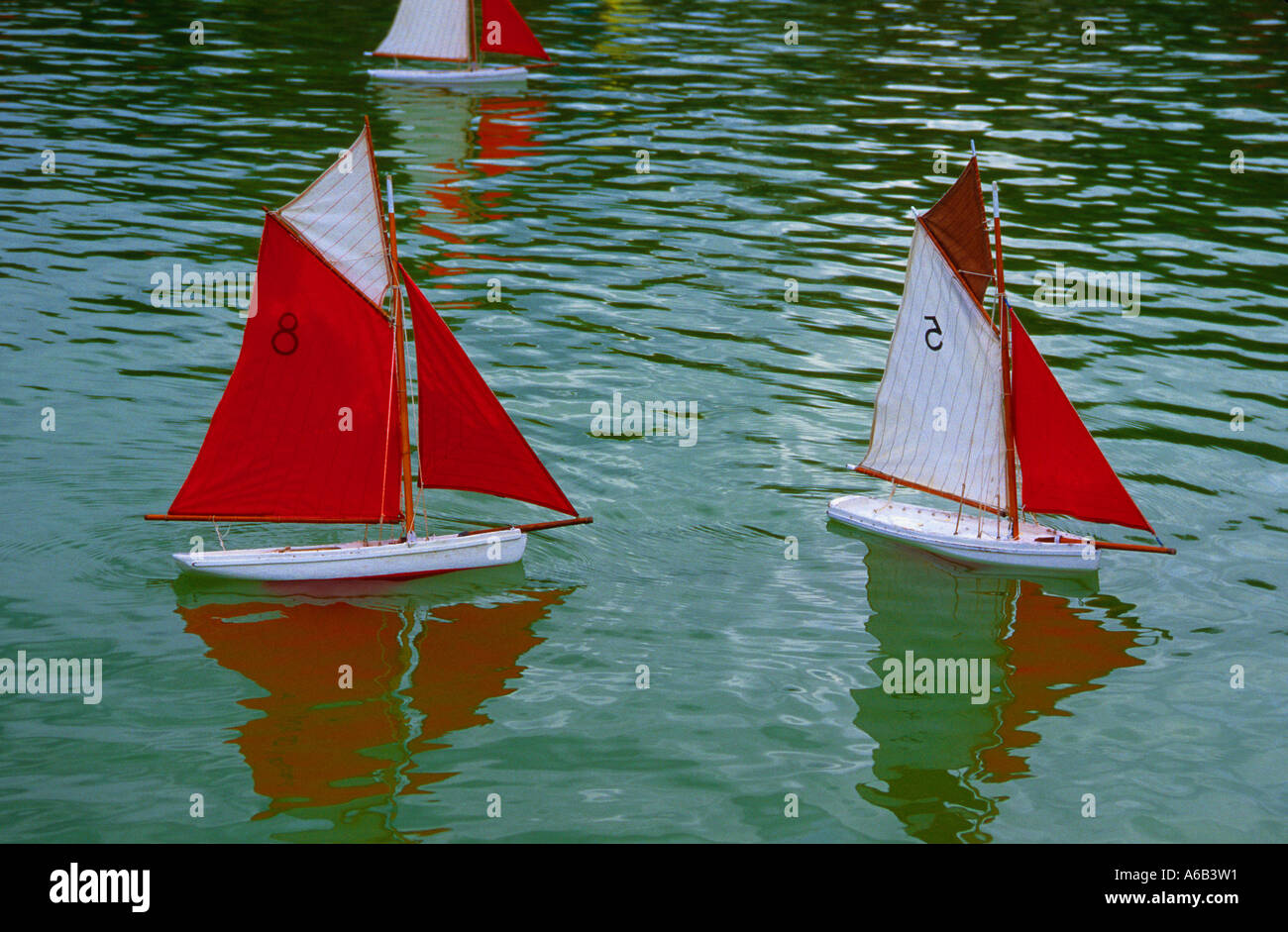 Parigi Francia Giardini di Lussemburgo, Jardin du Luxembourg. Barche giocattolo. Modello di barche a vela. Nessuno Foto Stock