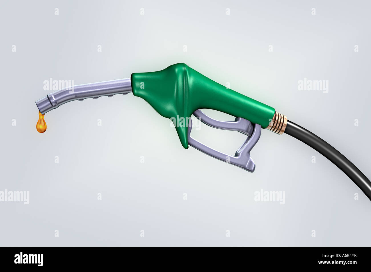 Ugello di benzina con la goccia di olio stazione di riempimento della stazione di benzina goccia di olio simbolo del combustibile liquido e energia benzina crisi energetica Foto Stock