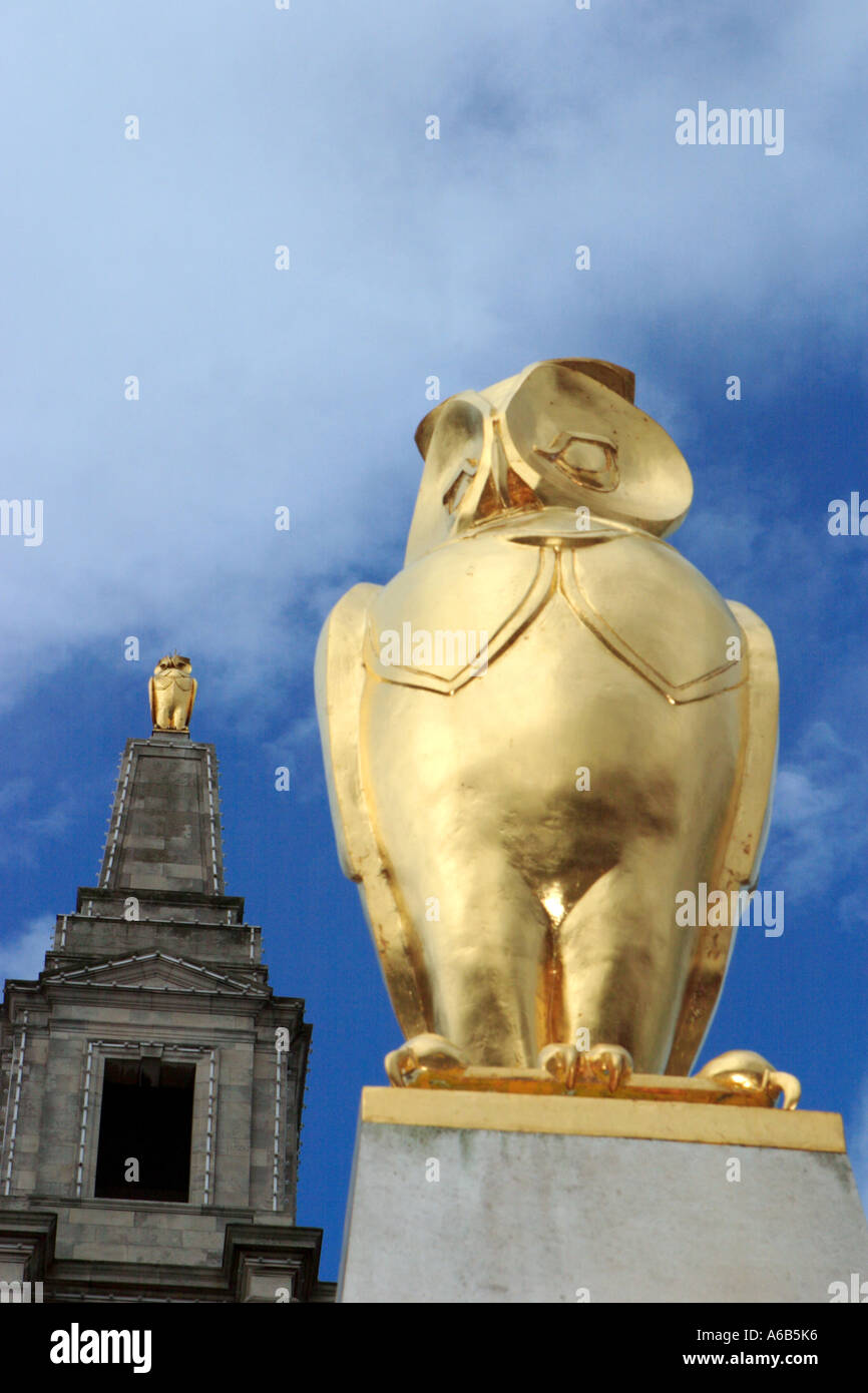 La Leeds Golden Gufo Sapiente su Leeds sala civica situata nel nuovo Millennium Square West Yorkshire Regno Unito Foto Stock