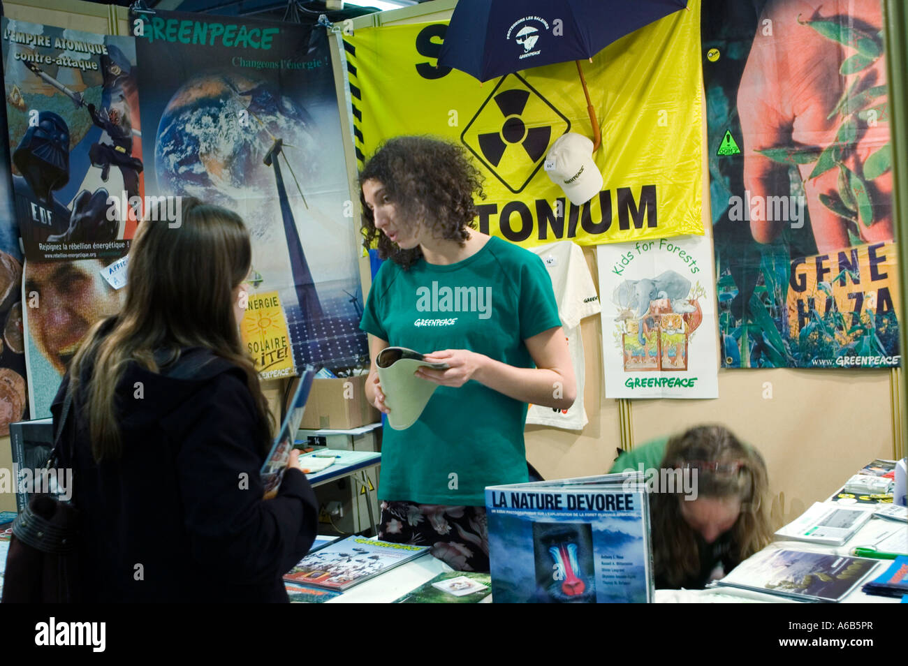 Parigi Francia, Greenpeace Exhibit al 'Trade Show' Two Women Talking Environmental Activism, volontariato Foire Exposition Foto Stock