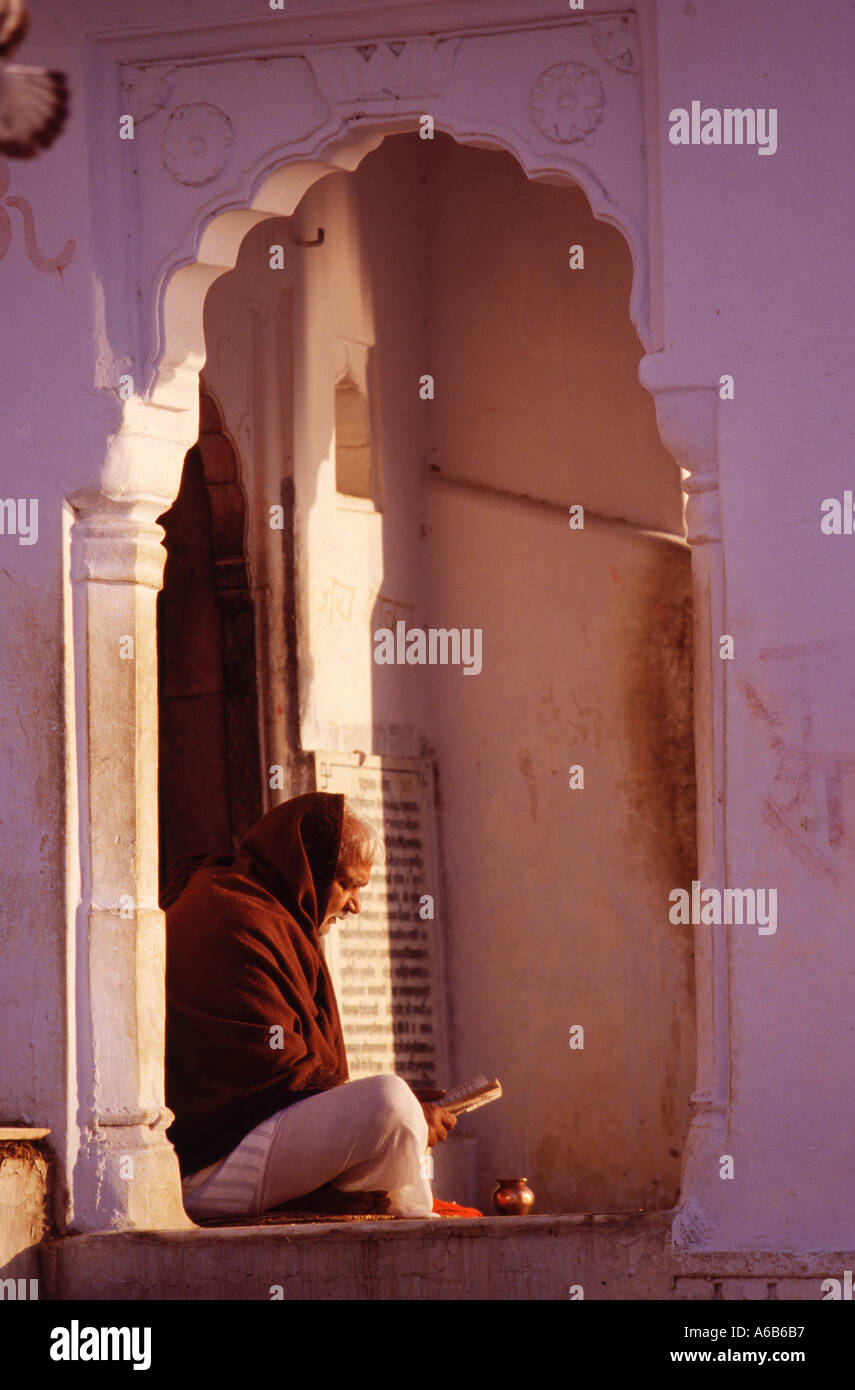 India Pushkar vita sui ghat intorno al lago sacro Foto Stock