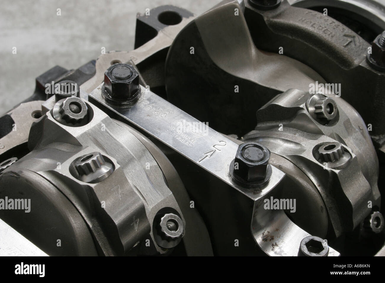 Estremità inferiore di un V8 auto a motore che mostra i cappucci principale, nastri di albero motore e biella inferiore dei perni di banco dei cuscinetti Foto Stock