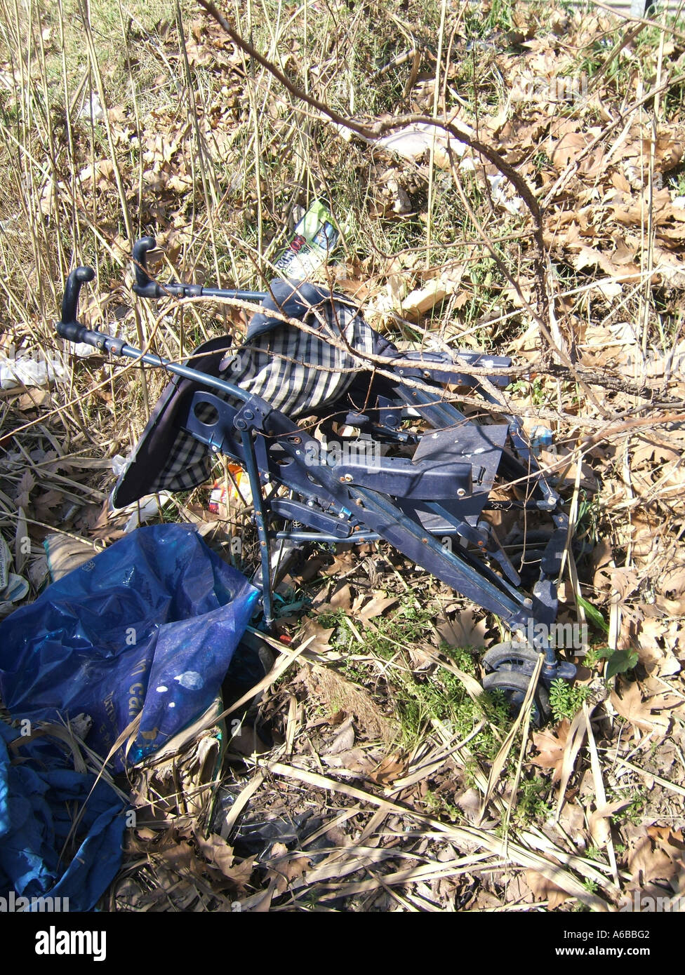 Vecchio pram oggetto di dumping sulla massa di rifiuti Foto Stock