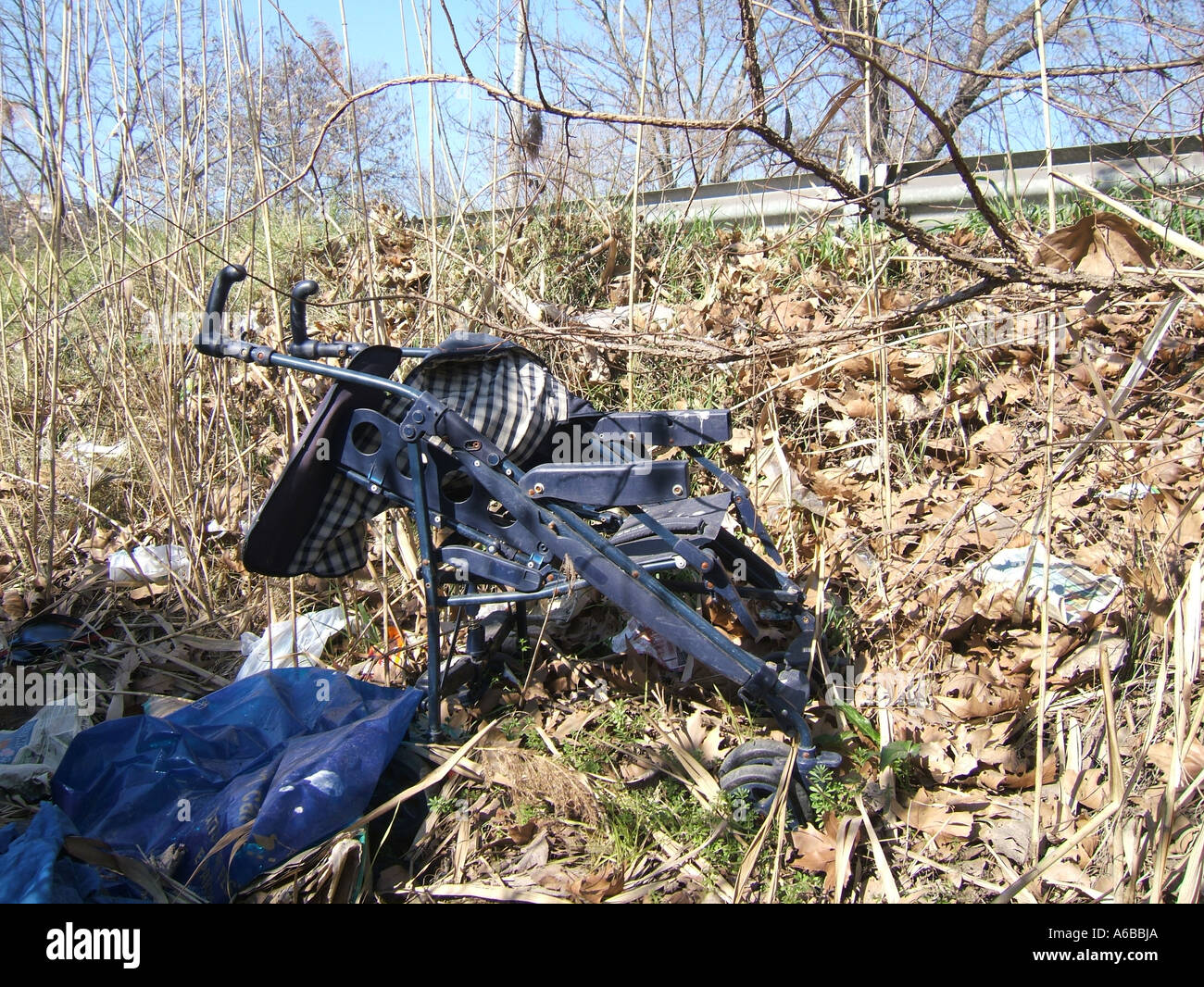 Vecchio pram oggetto di dumping sulla massa di rifiuti Foto Stock