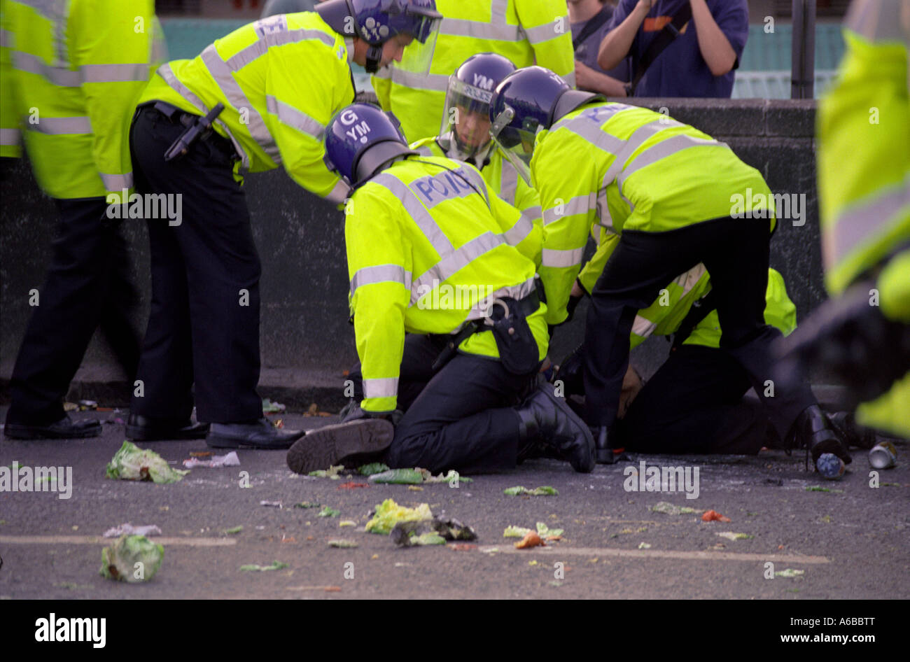La polizia a recuperare la protesta di strada in occasione del vertice G8 di Birmingham nel 1998 con persone che protestano e di essere arrestato Foto Stock