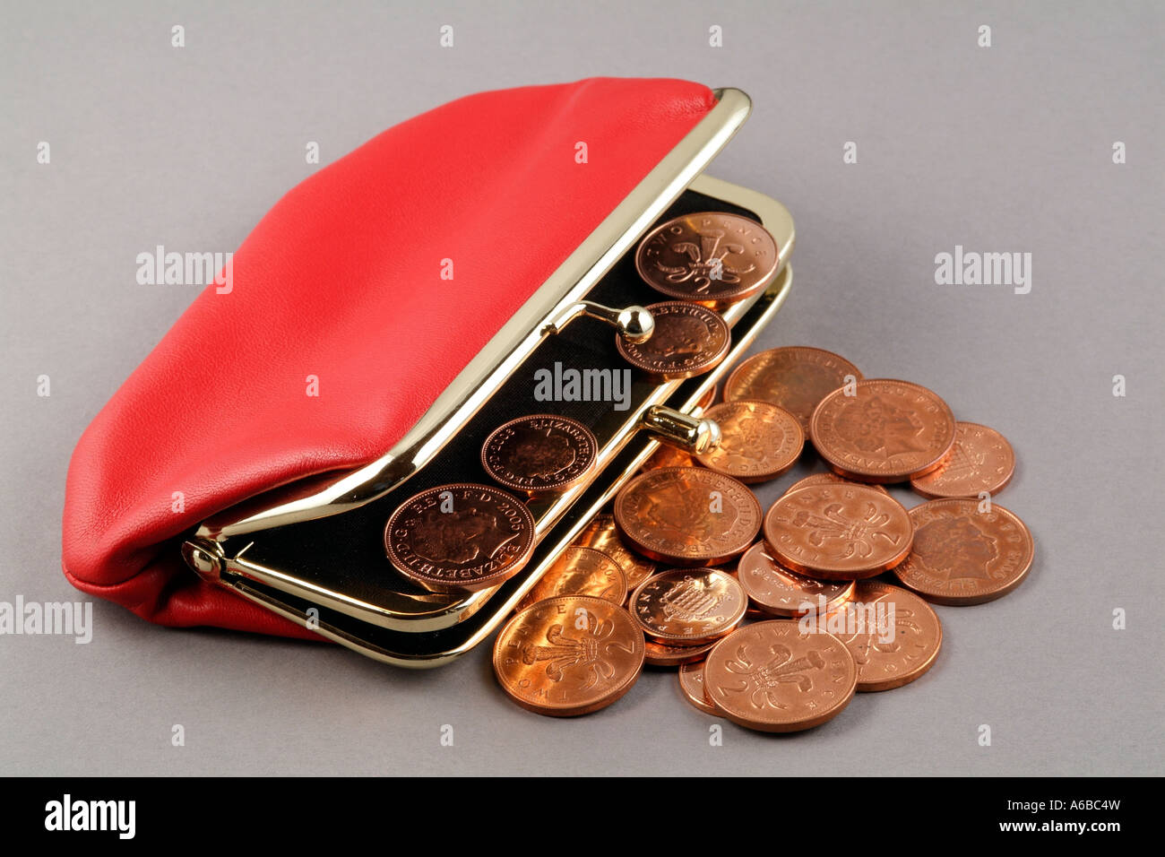 Il denaro di rosso e un portafoglio in pelle di contanti e Penny Twopence color rame monete Regno Unito monete del regno Foto Stock