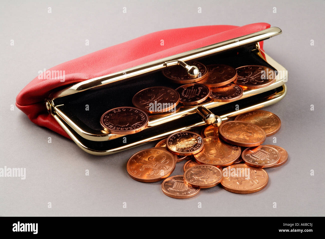 Il denaro di rosso e un portafoglio in pelle di contanti e Penny Twopence color rame monete Regno Unito monete del regno Foto Stock