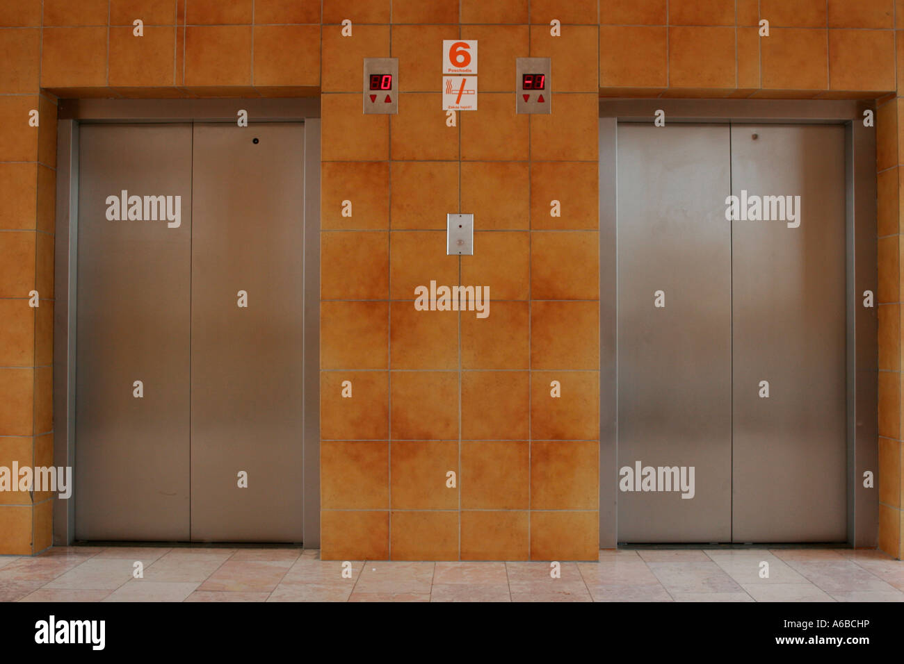 Porte chiuse su un ascensore Foto Stock