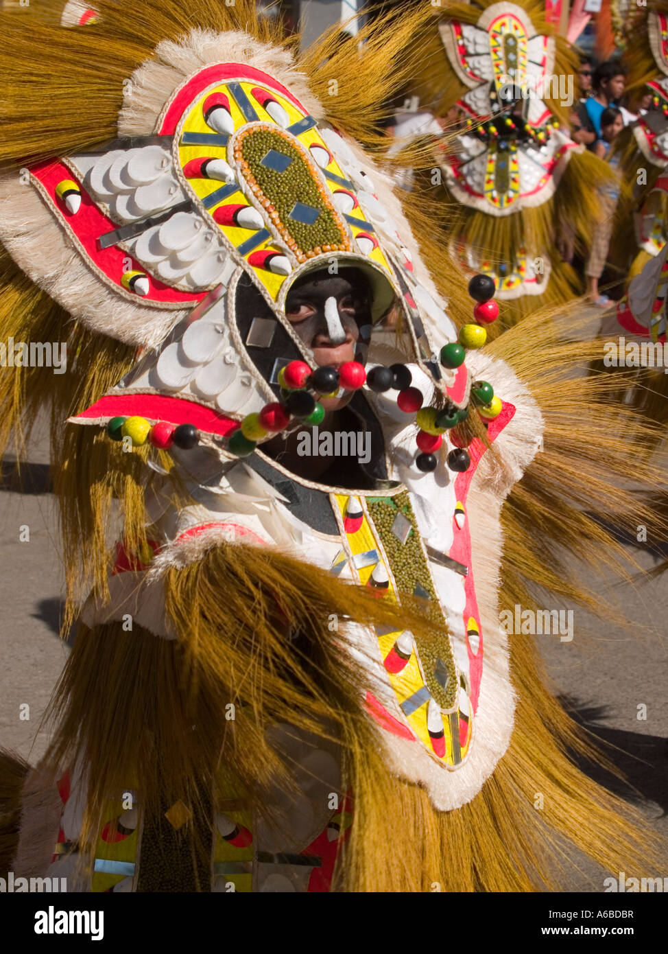 Danzatrice presso la versione filippina di Mardi Gras wild Ati Atihan Festival Foto Stock