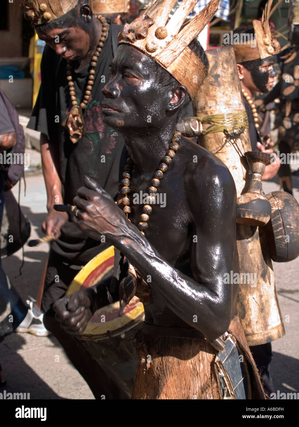 E verniciata in nero fuliggine un partecipante gode il filippino Mardi Gras Ati Atihan Festival Foto Stock