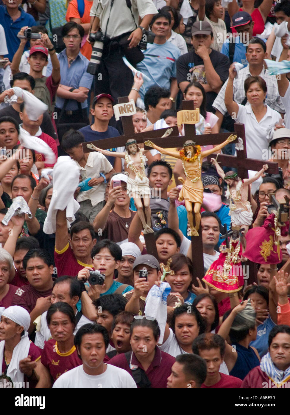 I devoti surge verso l'icona religiosa al Black Nazareno Festival Manila Filippine Foto Stock