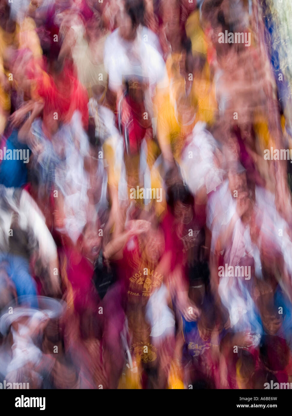 Masse di adoratori in nero Festival Nazareno gesticolando e dancing in motion Manila Filippine Foto Stock