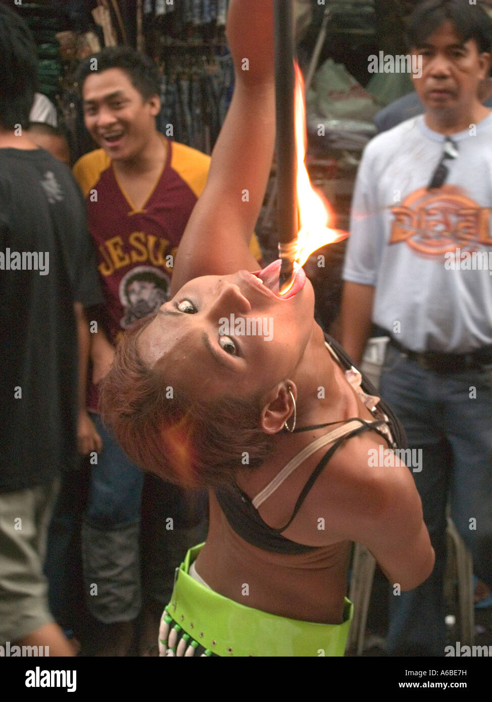 Ladyboy filippino di mangiare il fuoco alla Black Nazareno festival religioso Manila Filippine Foto Stock