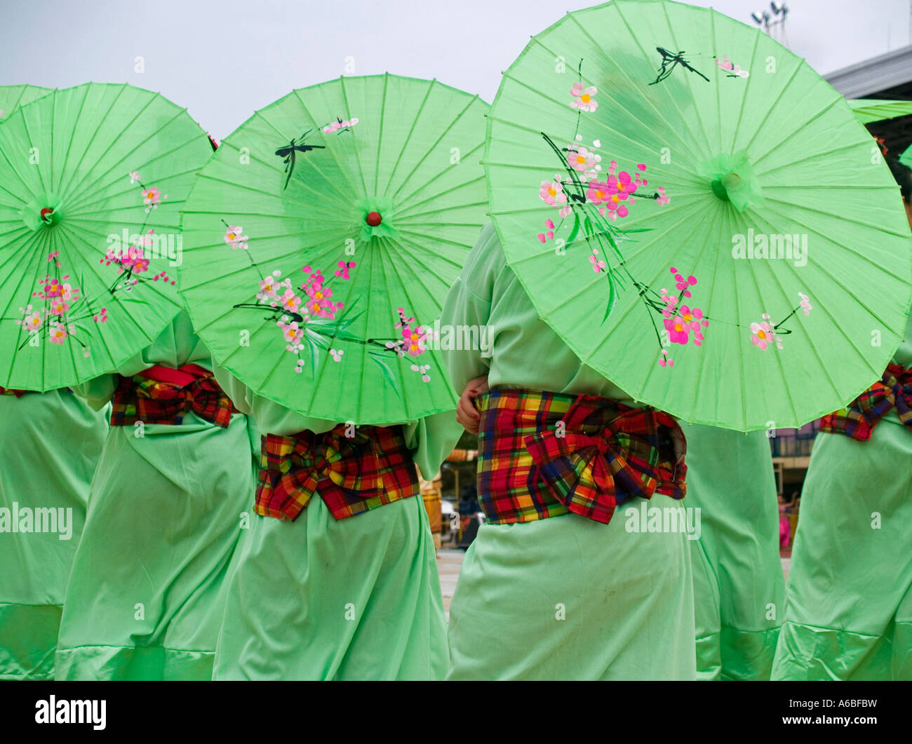 Tre ombrelloni sopra kimono Festival Sinulog Cebu Filippine Foto Stock