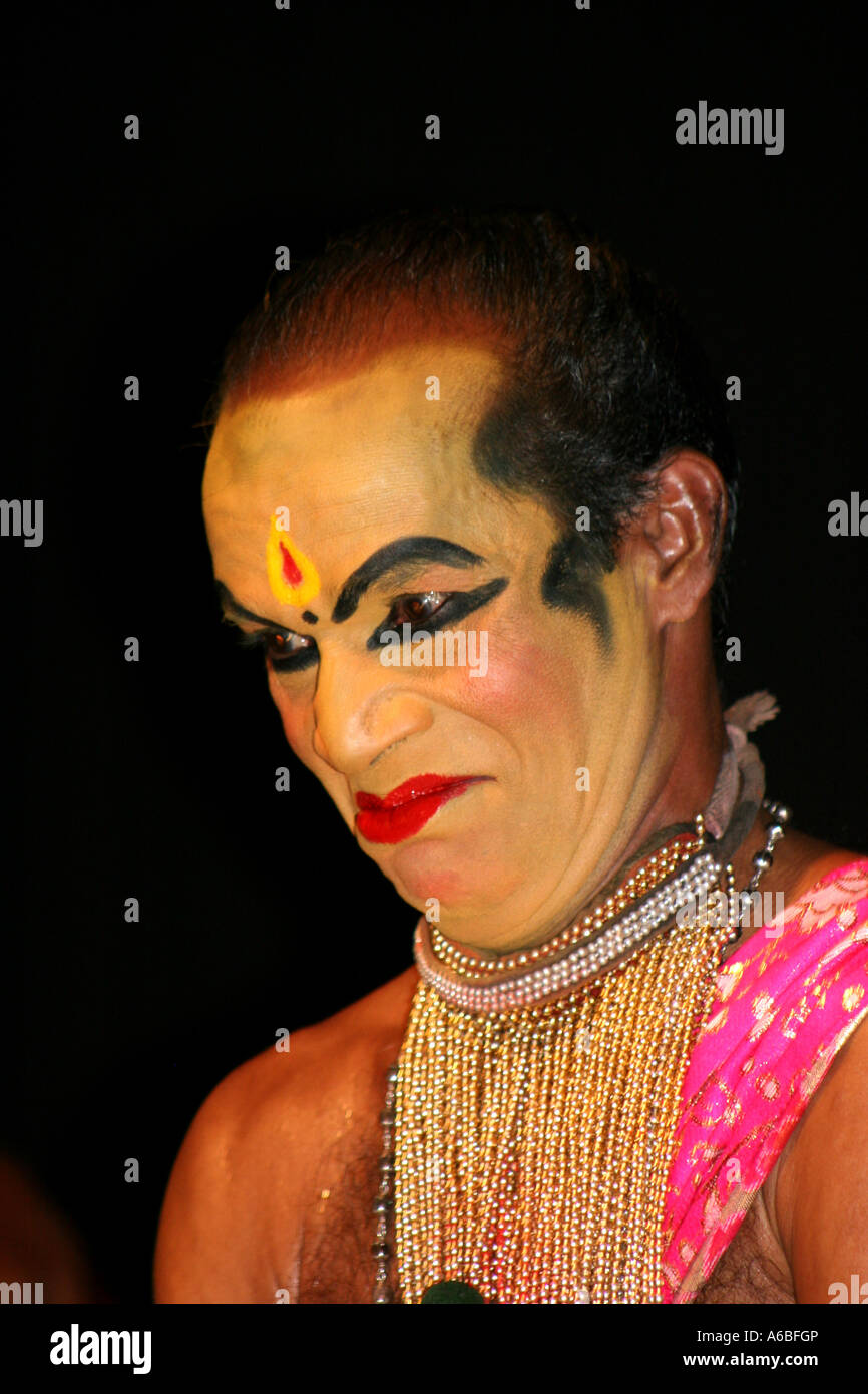 Kathakali attore rende i gesti del viso per visualizzare le emozioni, Cochin, Kerala, India Foto Stock