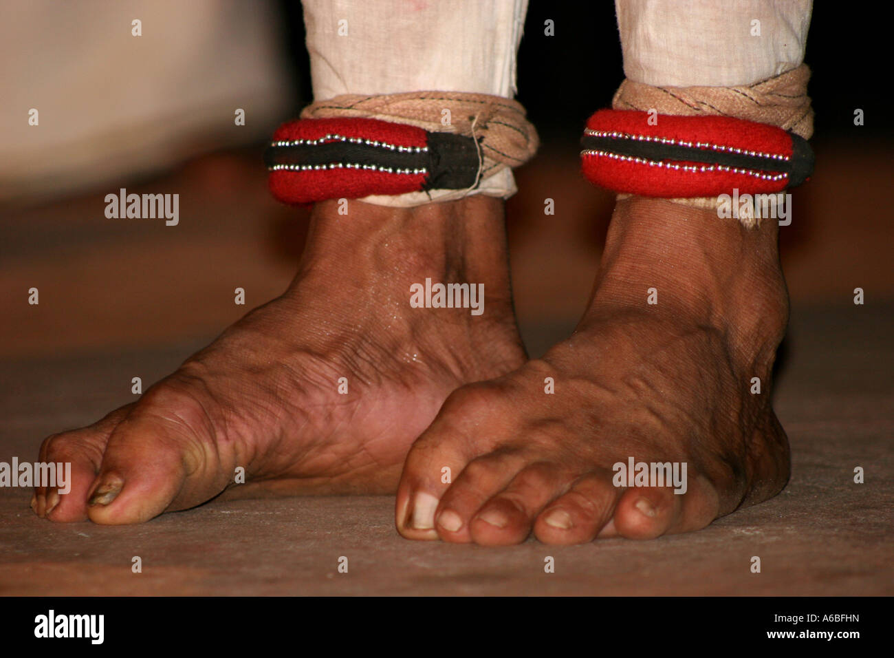 I gesti di intricati e la posizione dei piedi da Kathakali dancer sul palco, Cochin, Kerala, India Foto Stock
