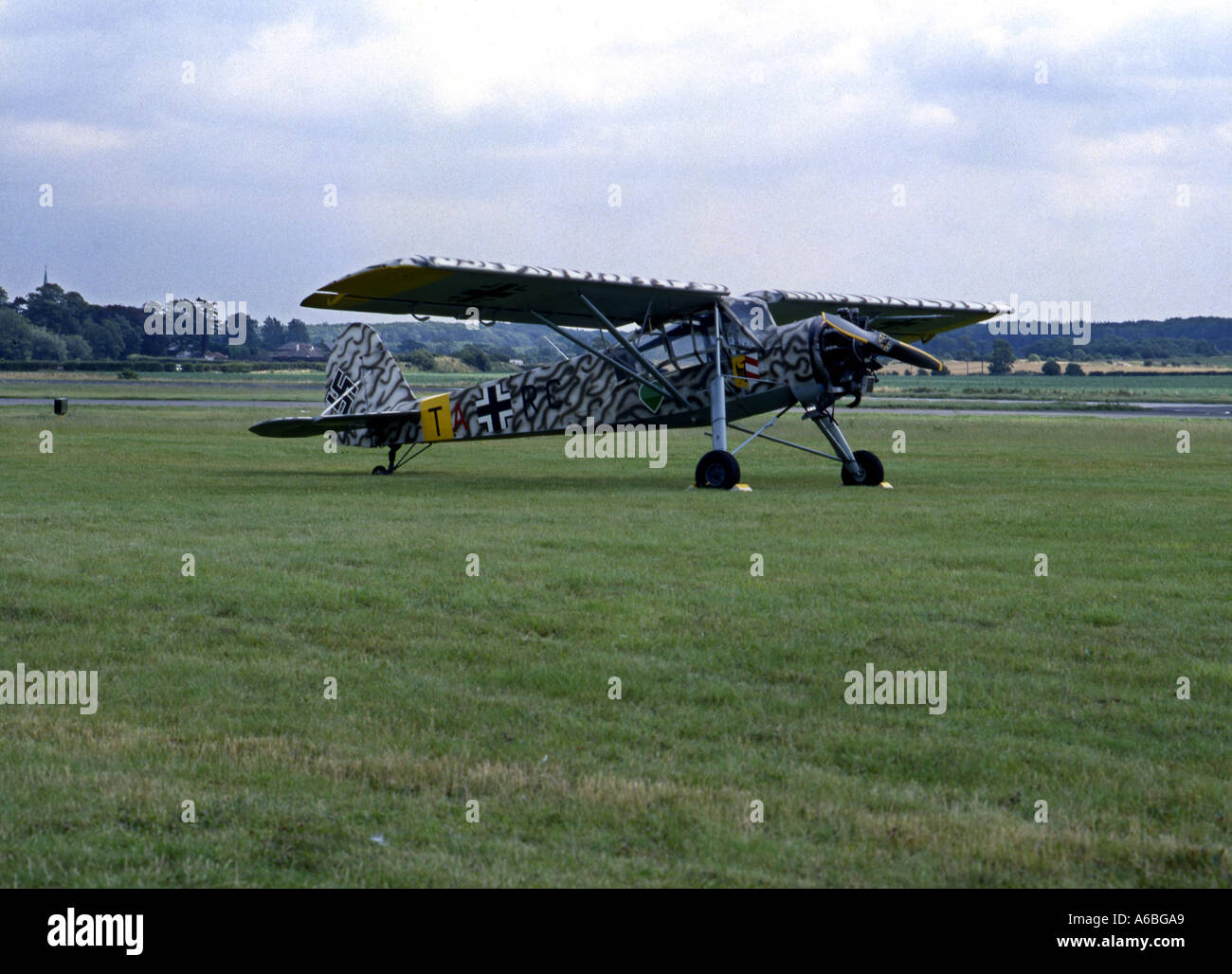 Feisler Storch tedesca di seconda guerra mondiale spotting e liaison aeromobili su schermo ad un air show Foto Stock