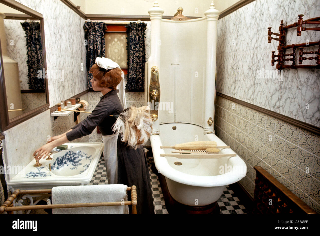 Una cameriera in polveri vittoriano IN COSTUME- un bagno in stile vittoriano - MUSEO DELLE TRADIZIONI POPOLARI A YORK REGNO UNITO Foto Stock