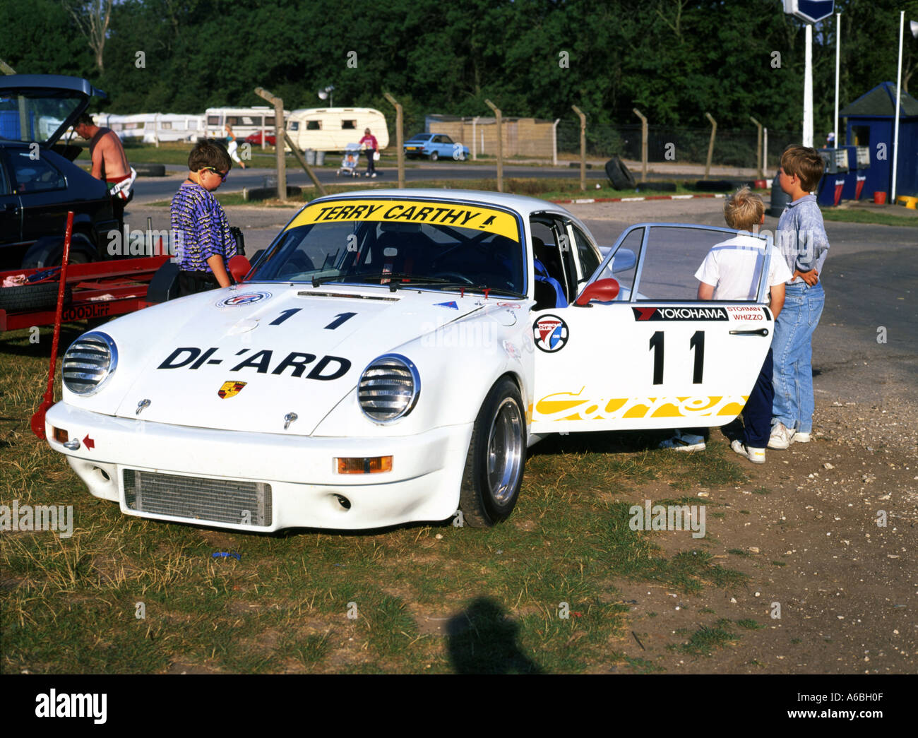 Giovani ragazzi esaminando Porsche 911 vettura preparata per corse a Cadwell Park vicino a Louth in Lincolnshire Foto Stock